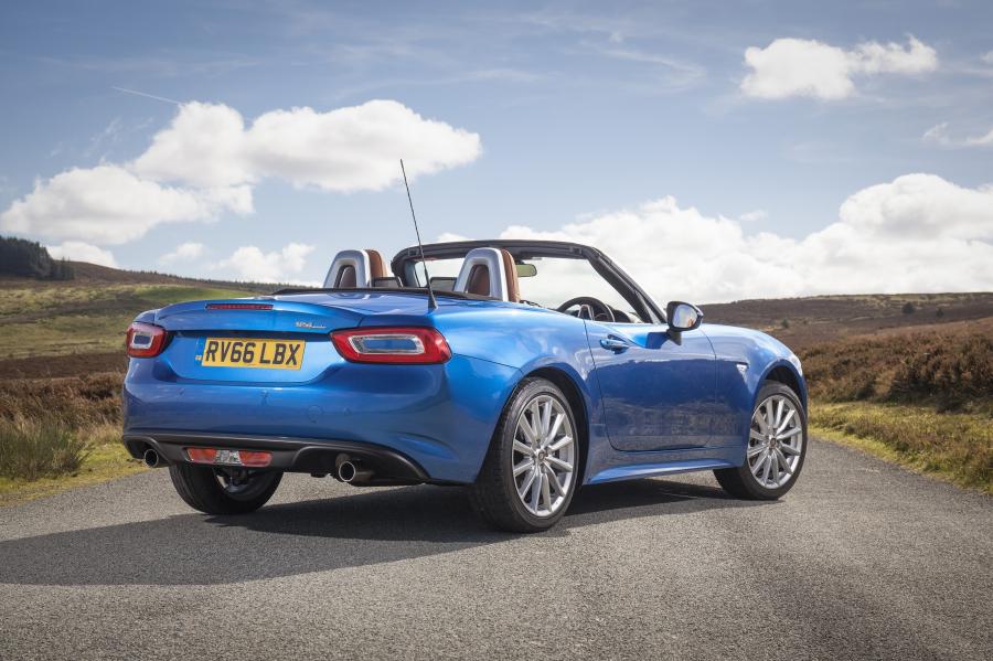  Fiat 124 Spider  2016 года  (UK) (фото 27 из 37)